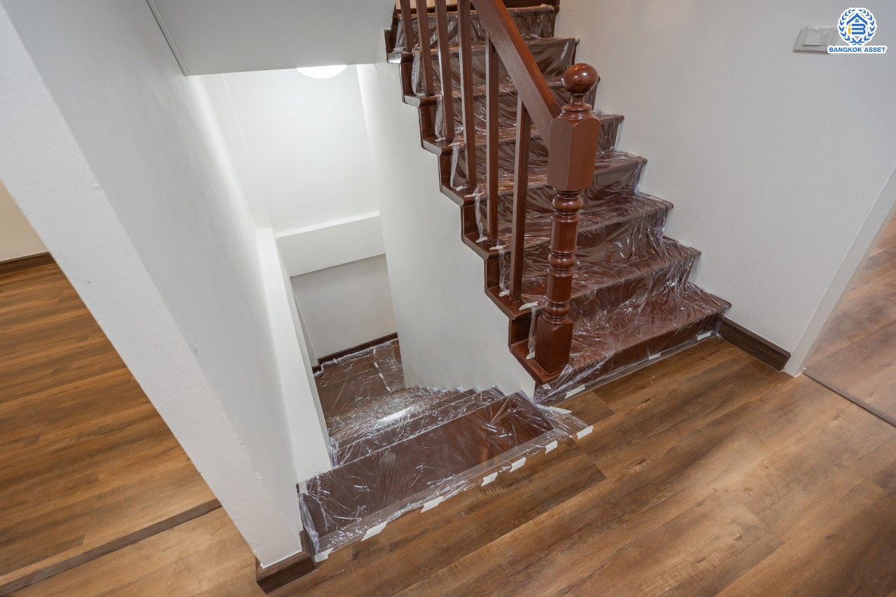 บ้านมือสองตกแต่งใหม่ ม.นาคนิวาส37 ลาดพร้าว เนื้อที่ 28 ตร.ว. ฟังก์ชัน 4 ห้องนอน 3 ห้องน้ำ 1 ที่จอดรถ พร้อม บนทำเลใจกลางเมือง! เชื่อมต่อทั้งถนนประเสริฐมนูญกิจ, เกษตร-นวมินทร์, ลาดพร้าว, รัชโยธินฯ ใกล้ทางด่วนฉลองรัช และรถไฟฟ้าสายสีน้ำเงิน "สถานีลาดพร้าว"...